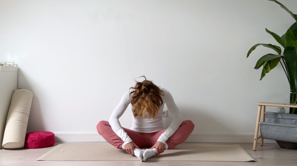 online yoga zittende vlinder